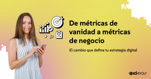 De métricas de vanidad a métricas de negocio El cambio que define tu estrategia digital, chica con celular en la mano